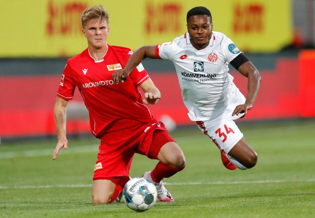 中场核心破门后致敬球迷，感人一幕（中场大将建功后向球迷致意，暖心一刻）