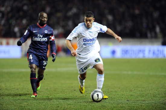 上场还早！广东新援走路一瘸一拐 首秀时间未知（登场尚早！广东新援仍在恢复，首秀时间待定）