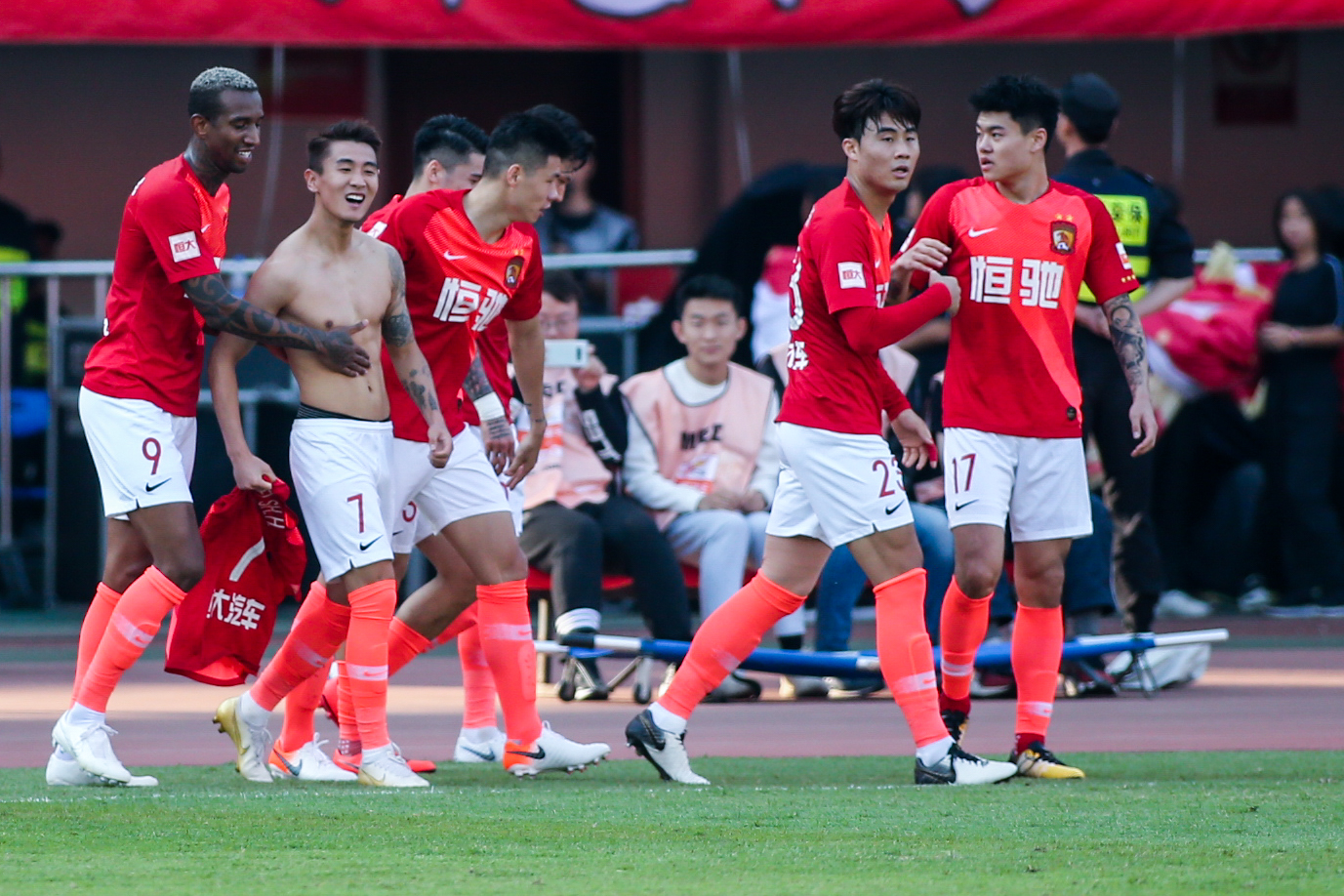皇马客场3-0击败毕巴，阿诺德表现神勇但伤退，展现世界级水准，但伤病困扰持续。