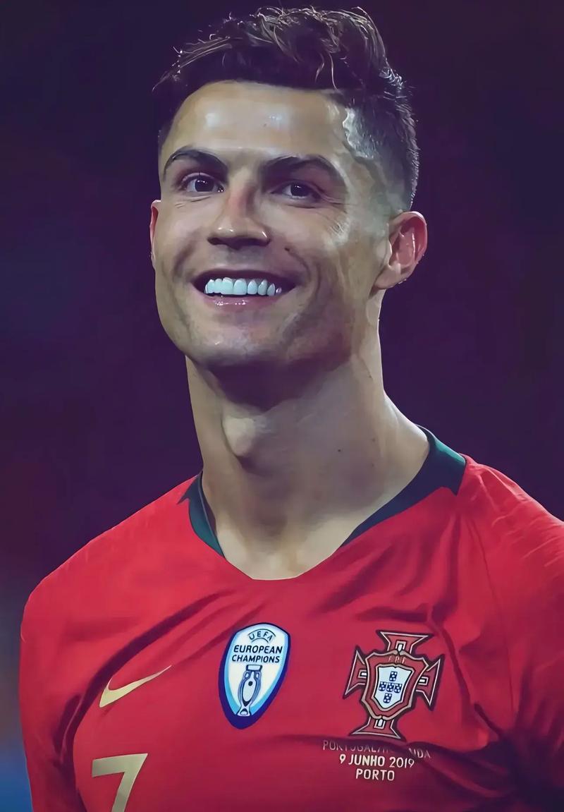 法兰克福球迷诺坎普燃放焰火投掷玻璃杯（法兰克福球迷在诺坎普燃放烟火并投掷玻璃杯）