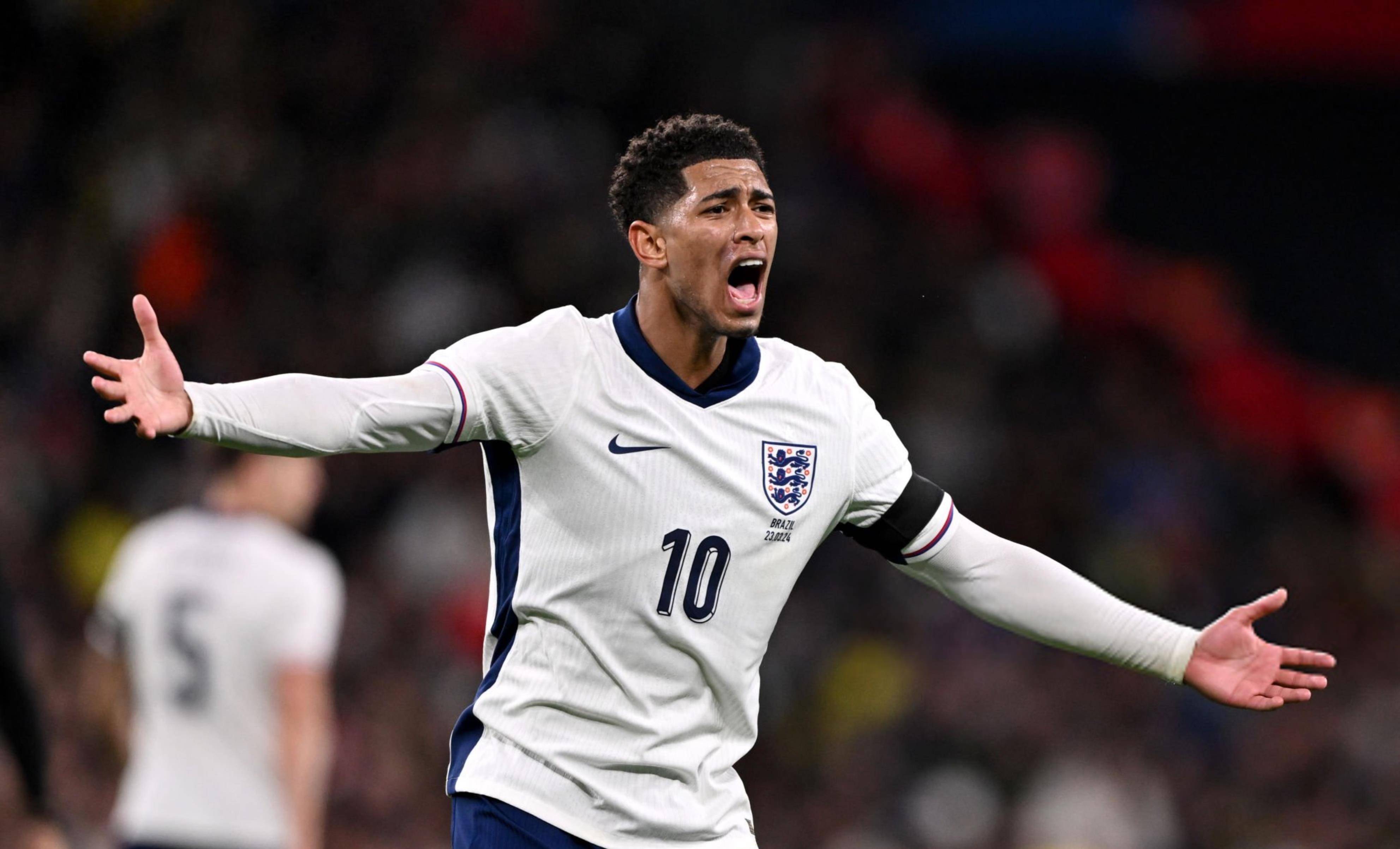 费尔明出席家乡的球迷俱乐部成立仪式，受到热烈欢迎（费尔明回乡参加球迷俱乐部成立仪式，现场反响热烈）